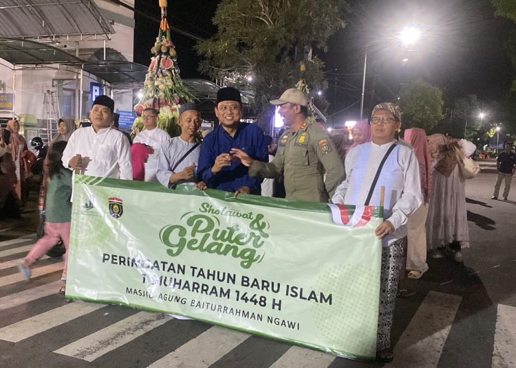Ribuan Warga Ngawi Semarakkan Tradisi Puter Gelang Sambut 1 Muharam 1448 Hijriah