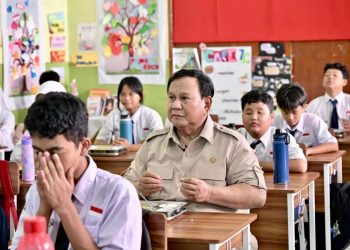 Prabowo Tinjau Program Makan Bergizi Gratis di SMPN 111 Jakarta, Pastikan Berjalan Tepat Sasaran
