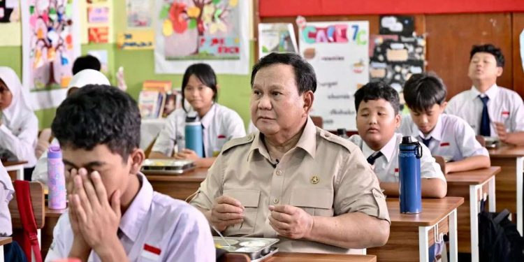 Prabowo Tinjau Program Makan Bergizi Gratis di SMPN 111 Jakarta, Pastikan Berjalan Tepat Sasaran