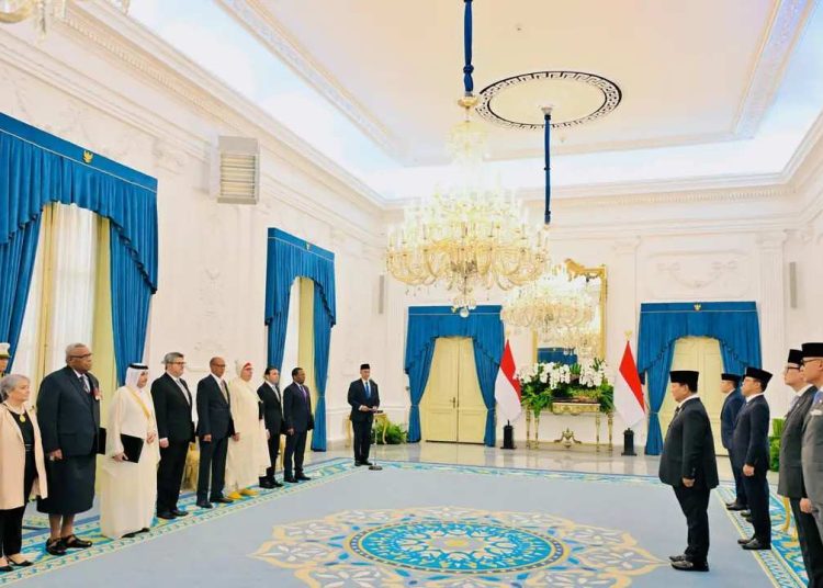 Prabowo Terima Surat Kepercayaan 17 Dubes Negara Sahabat, Sinyal Penguatan Diplomasi Indonesia di Tengah Dinamika Global
