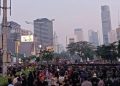Massa Mahasiswa Bertahan di Thamrin hingga Malam, Aksi di Bundaran HI Berlangsung Kondusif di Bawah Pengawalan Ketat