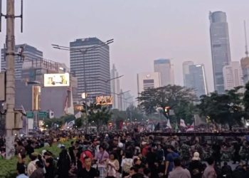 Massa Mahasiswa Bertahan di Thamrin hingga Malam, Aksi di Bundaran HI Berlangsung Kondusif di Bawah Pengawalan Ketat