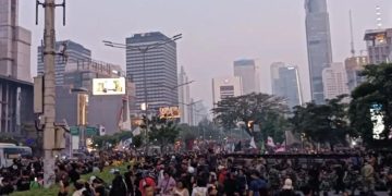 Massa Mahasiswa Bertahan di Thamrin hingga Malam, Aksi di Bundaran HI Berlangsung Kondusif di Bawah Pengawalan Ketat