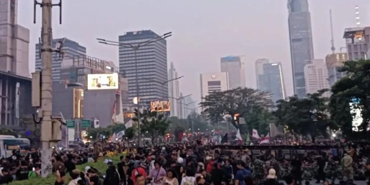 Massa Mahasiswa Bertahan di Thamrin hingga Malam, Aksi di Bundaran HI Berlangsung Kondusif di Bawah Pengawalan Ketat