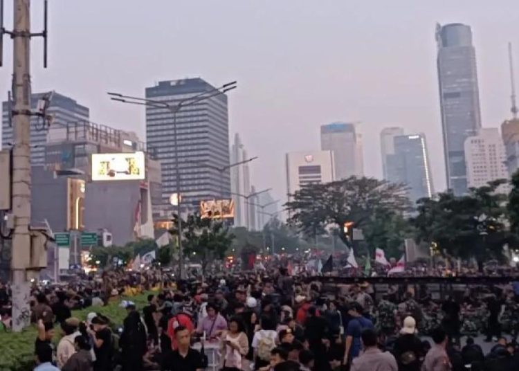 Massa Mahasiswa Bertahan di Thamrin hingga Malam, Aksi di Bundaran HI Berlangsung Kondusif di Bawah Pengawalan Ketat