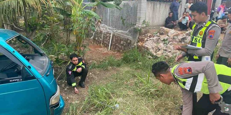 Pejalan Kaki Lansia Tewas Tertabrak Mobil di Tirtomoyo, Polisi Selidiki Penyebab Kecelakaan