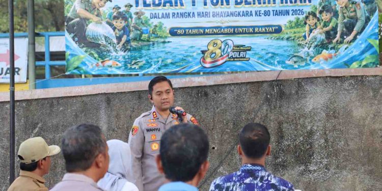 Sambut Hari Bhayangkara ke-80, Polres Wonogiri Tebar 1 Ton Benih Ikan di Waduk Gajah Mungkur