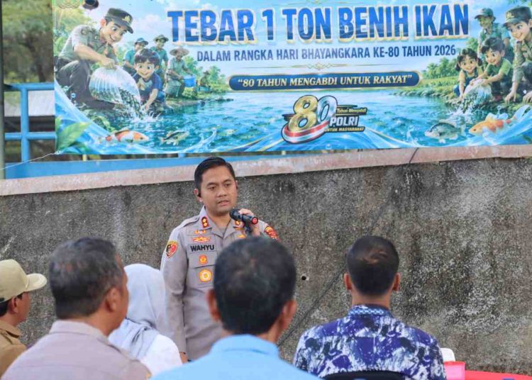Sambut Hari Bhayangkara ke-80, Polres Wonogiri Tebar 1 Ton Benih Ikan di Waduk Gajah Mungkur