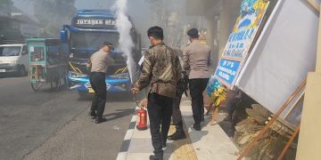 Respons Cepat Polisi Gagalkan Kebakaran Minibus Rombongan Peziarah di Depan Mapolres Wonosobo