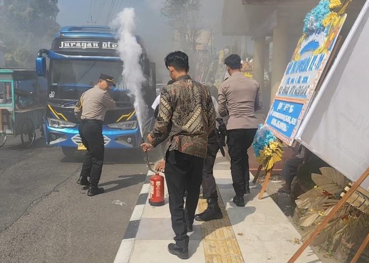 Respons Cepat Polisi Gagalkan Kebakaran Minibus Rombongan Peziarah di Depan Mapolres Wonosobo