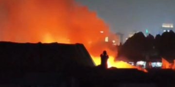 Lima Rumah Semi Permanen Hangus Terbakar di Palmerah, Damkar Kerahkan 13 Unit Kendalikan Api