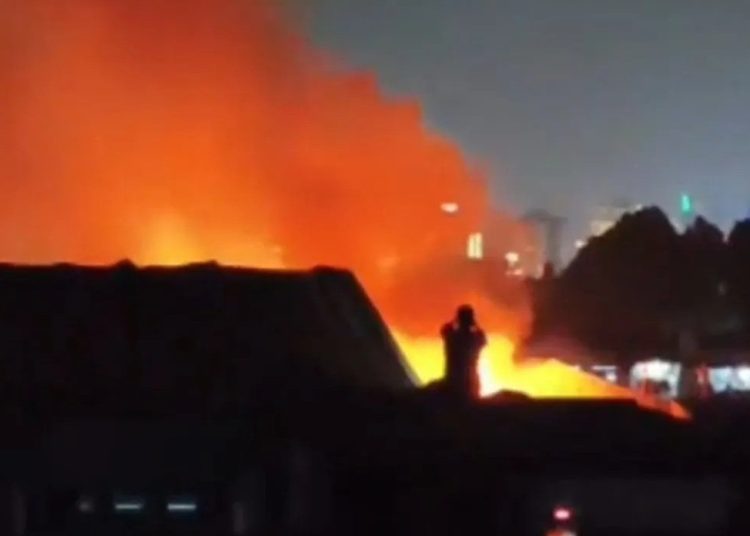 Lima Rumah Semi Permanen Hangus Terbakar di Palmerah, Damkar Kerahkan 13 Unit Kendalikan Api