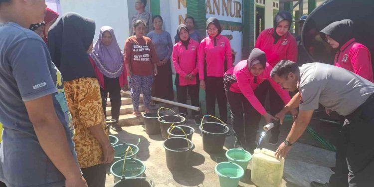 Bhayangkari Paranggupito Salurkan Bantuan Air Bersih bagi Warga Terdampak Kekeringan di Wonogiri