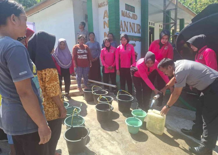 Bhayangkari Paranggupito Salurkan Bantuan Air Bersih bagi Warga Terdampak Kekeringan di Wonogiri
