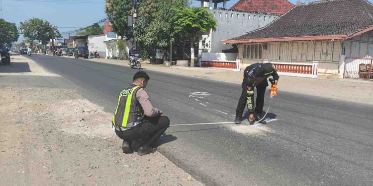 Diduga Gagal Saat Menyalip, Sepeda Motor Tabrak Bus di Baturetno, Satu Penumpang Terluka