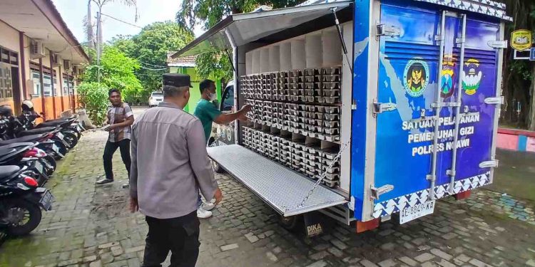 Hari Pertama Sekolah, Polri Kawal Penyaluran 3.000 Porsi Makan Bergizi Gratis bagi Pelajar di Ngawi