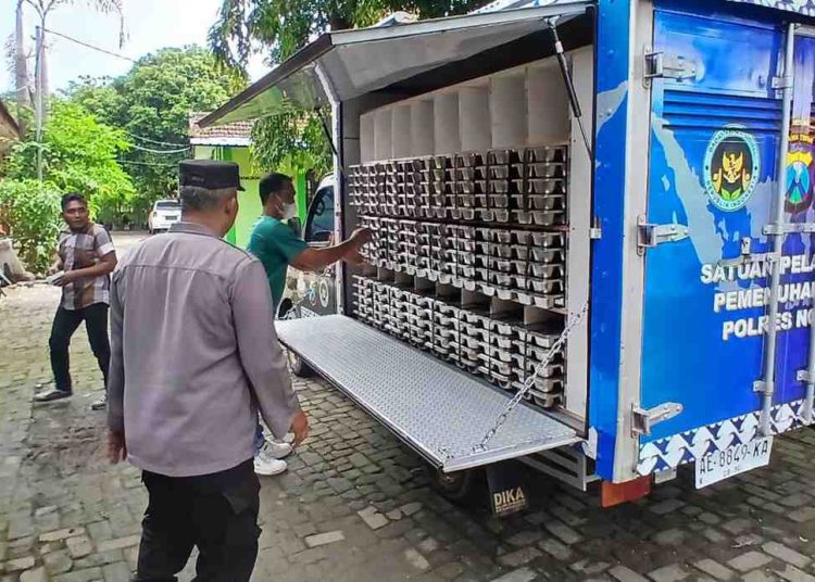 Hari Pertama Sekolah, Polri Kawal Penyaluran 3.000 Porsi Makan Bergizi Gratis bagi Pelajar di Ngawi