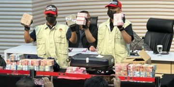 KPK Sita Barang Bukti Rp2,7 Miliar dalam OTT Kasus Bupati Pemalang Anom Widiyantoro