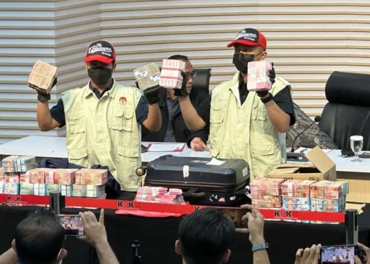 KPK Sita Barang Bukti Rp2,7 Miliar dalam OTT Kasus Bupati Pemalang Anom Widiyantoro