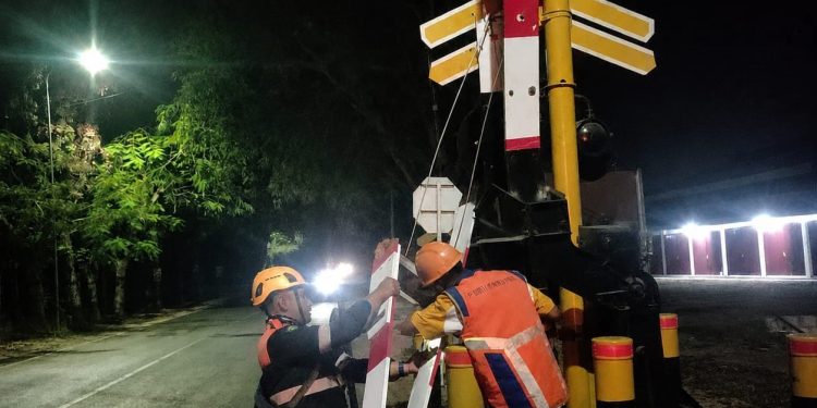 Palang JPL 15 Geneng Tertemper Motor, KAI Imbau Pengendara Waspada