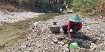 Kemarau Picu Krisis Air Bersih di Ngawi, Warga Kiyonten Andalkan Rembesan Air Sungai