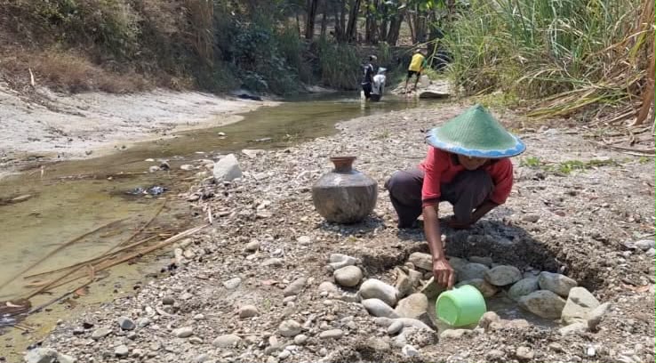 Kemarau Picu Krisis Air Bersih di Ngawi, Warga Kiyonten Andalkan Rembesan Air Sungai