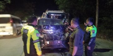 KH Anwar Zahid Alami Kecelakaan di Bojonegoro, Mobil Tergencet Dua Truk
