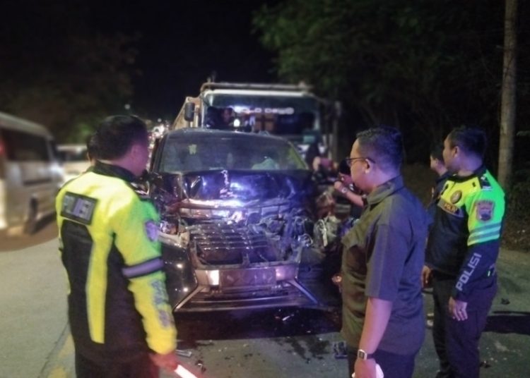 KH Anwar Zahid Alami Kecelakaan di Bojonegoro, Mobil Tergencet Dua Truk