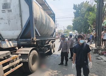 Hendak Mendahului Truk dari Kiri, Motor Oleng hingga Pembonceng Tewas Terlindas