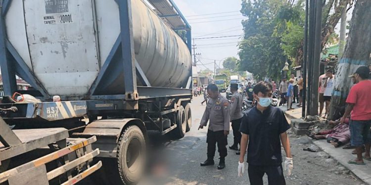 Hendak Mendahului Truk dari Kiri, Motor Oleng hingga Pembonceng Tewas Terlindas