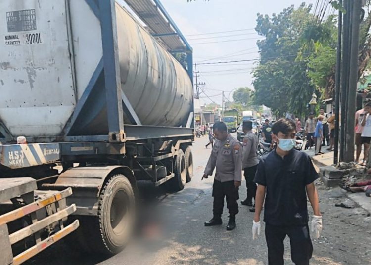 Hendak Mendahului Truk dari Kiri, Motor Oleng hingga Pembonceng Tewas Terlindas