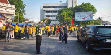 Suasana Akrab Polisi dan Mahasiswa Warnai Titik Kumpul Aksi di Semarang