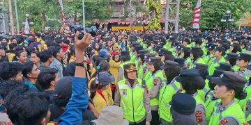 Polwan Negosiator Polda Jateng Ajak Mahasiswa Cari Solusi, Aksi di Semarang Tetap Humanis