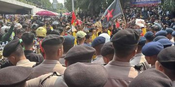 Massa Mahasiswa Bergerak ke Gedung DPR/MPR, Sempat Tertahan Barikade Polisi
