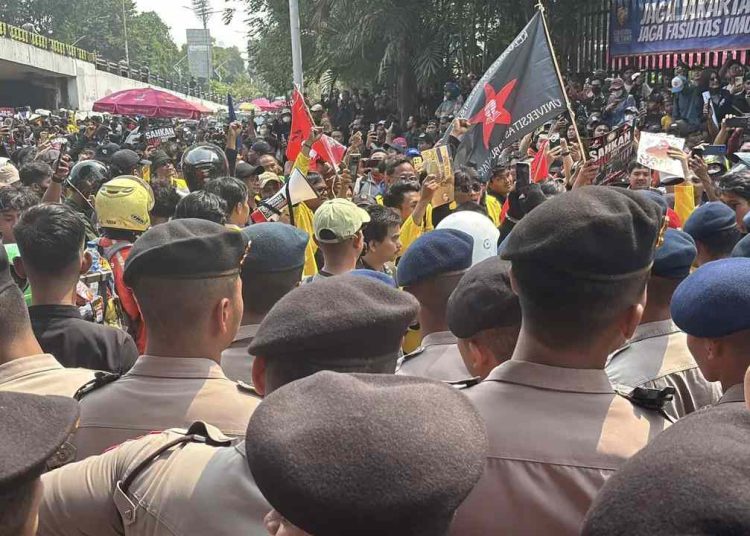 Massa Mahasiswa Bergerak ke Gedung DPR/MPR, Sempat Tertahan Barikade Polisi