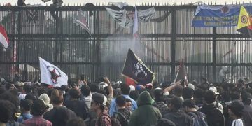 Demo Mahasiswa di Depan Gedung DPR Memanas, Pagar Dirusak dan Ban Dibakar