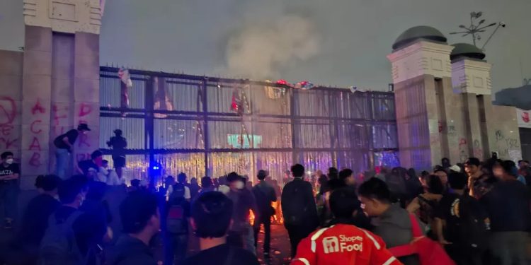 Kericuhan Pecah di Senayan Usai Aksi AMPB Pati, Polisi Bubarkan Massa