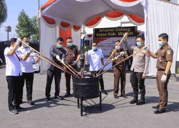 Polres Madiun Hadiri Pemusnahan Barang Bukti di Kejari, Wujudkan Penegakan Hukum yang Transparan