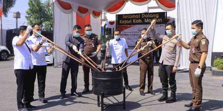 Polres Madiun Hadiri Pemusnahan Barang Bukti di Kejari, Wujudkan Penegakan Hukum yang Transparan