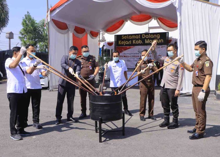 Polres Madiun Hadiri Pemusnahan Barang Bukti di Kejari, Wujudkan Penegakan Hukum yang Transparan
