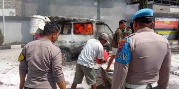 Mobil Terbakar di SPBU Bulukerto, Respons Cepat Polisi dan Warga Cegah Api Meluas