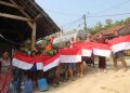 BPBD Ngawi Bagikan Bendera Merah Putih Bersamaan dengan Droping Air Bersih ke Pelosok Desa