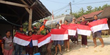 BPBD Ngawi Bagikan Bendera Merah Putih Bersamaan dengan Droping Air Bersih ke Pelosok Desa