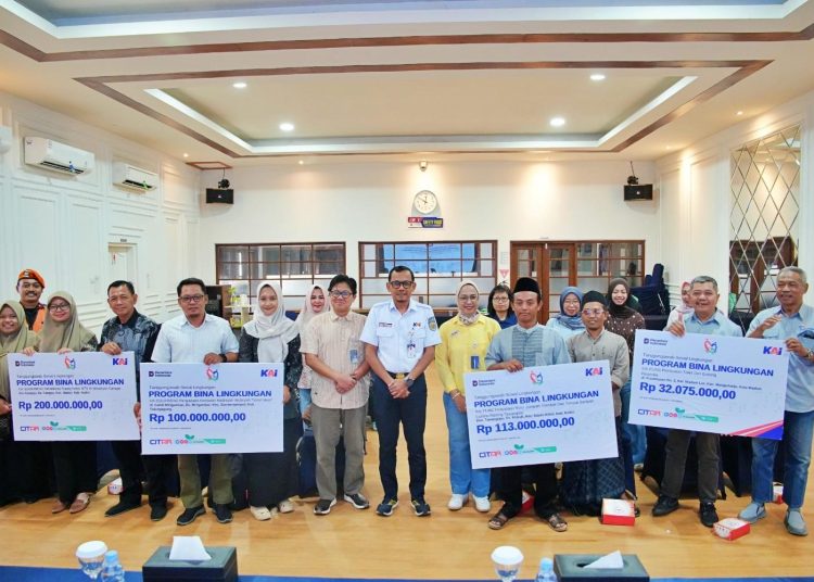KAI Daop 7 Madiun Kucurkan TJSL Rp445 Juta di Tiga Wilayah