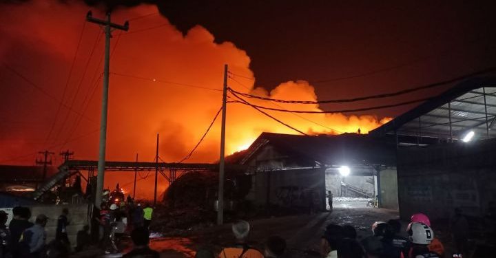 TPA Putri Cempo Solo Terbakar, Api Merembet Cepat di Blok D