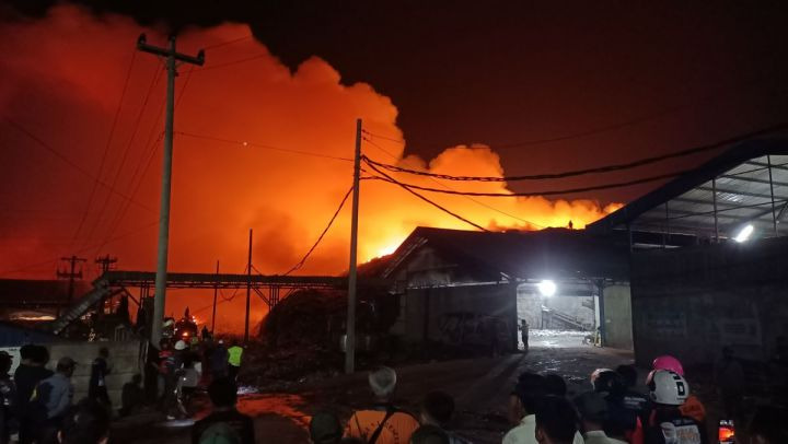 TPA Putri Cempo Solo Terbakar, Api Merembet Cepat di Blok D