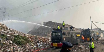 Brimob Polda Jateng Bantu Jinakkan Kebakaran di Sekitar Tower Listrik TPA Putri Cempo