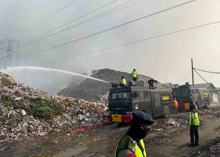 Brimob Polda Jateng Bantu Jinakkan Kebakaran di Sekitar Tower Listrik TPA Putri Cempo
