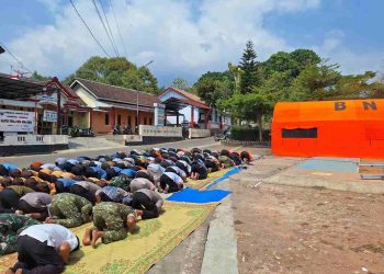 Karhutla Gunung Lawu Masih Ditangani, Warga Ngrayudan Gelar Salat Istisqa