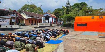 Karhutla Gunung Lawu Masih Ditangani, Warga Ngrayudan Gelar Salat Istisqa